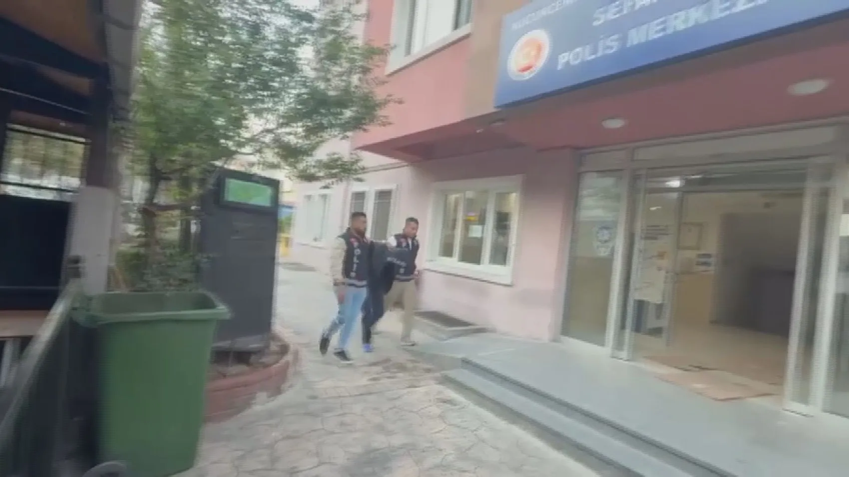 Küçükçekmece'de genç torbacı sokakta yakalandı