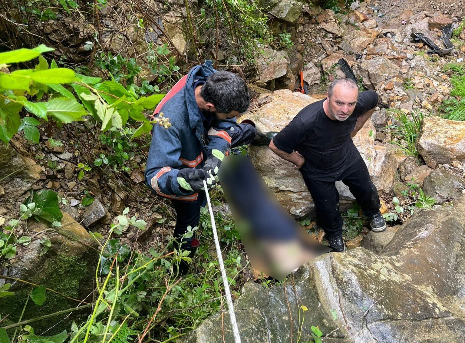 Düzce'de 30 metrelik uçurumdan dereye düşen sürücü hayatını kaybetti