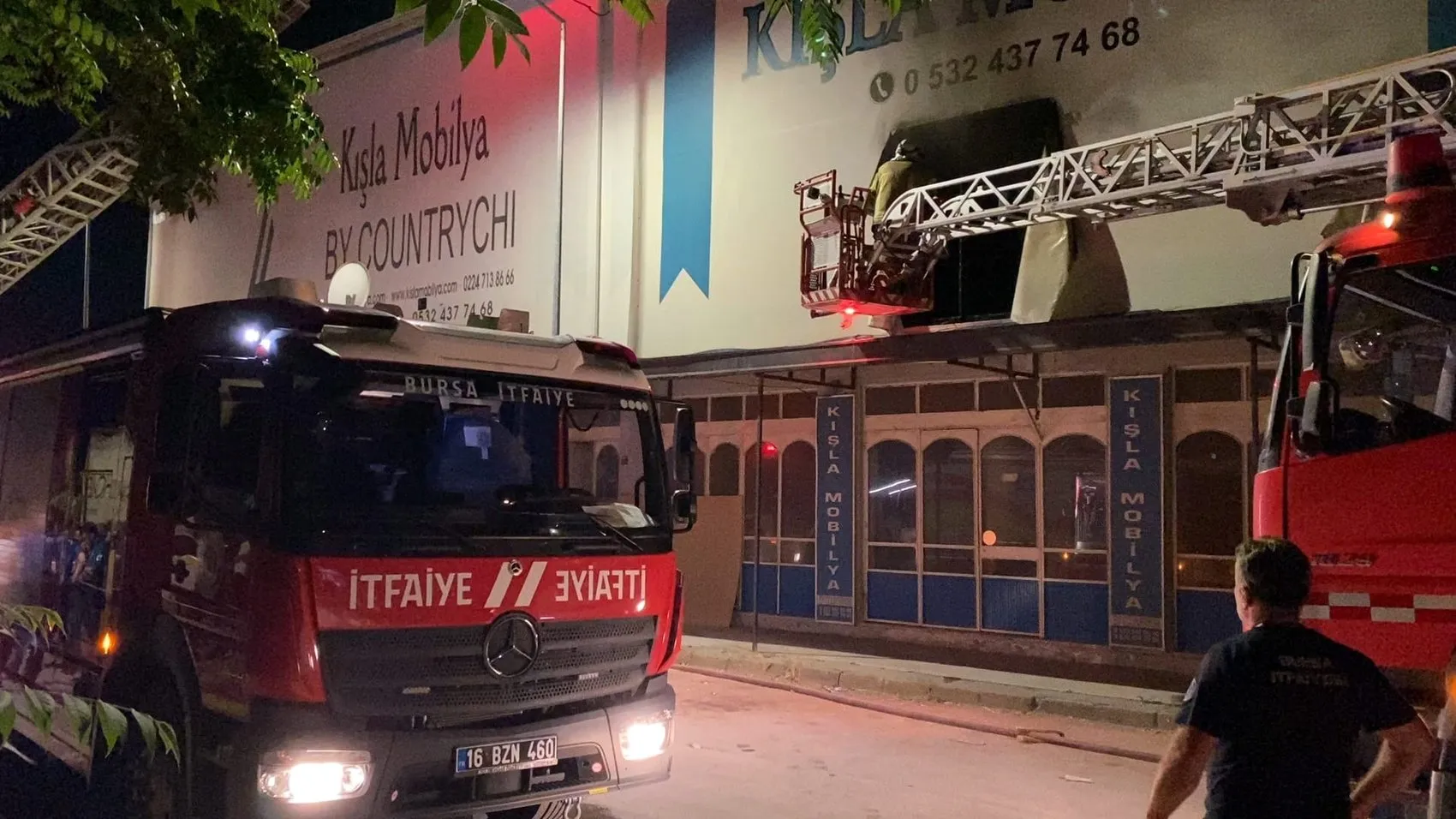 İnegöl’de mobilya fabrikasında gece saatlerinde yangın çıktı