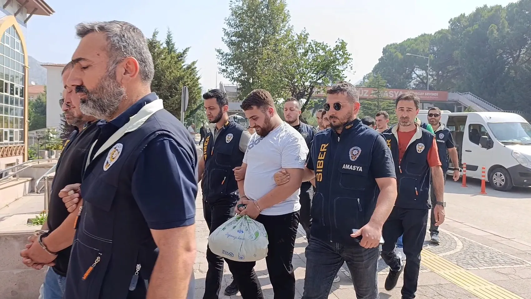 Siber çeteye 9 ilde büyük operasyon 14 kişi cezaevinde