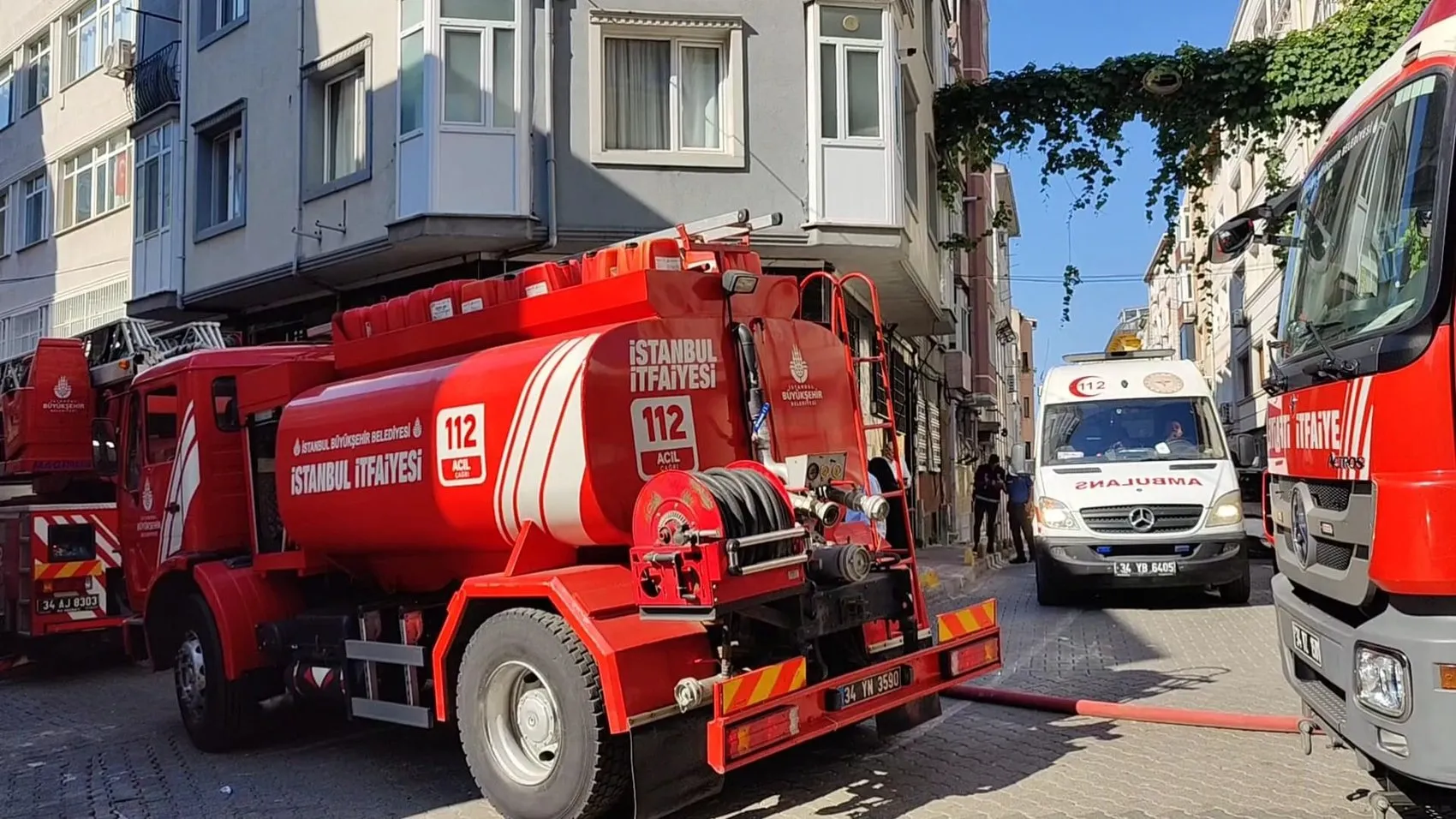Fatih’te sabah paniği Alevlerin arasında kalan 4 kişi kurtarıldı