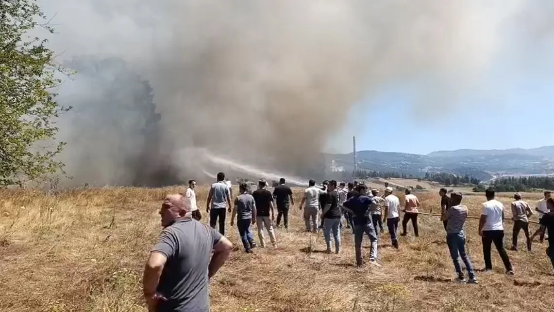 Orhaneli’nde tarlada başlayan yangını köylüler söndürdü