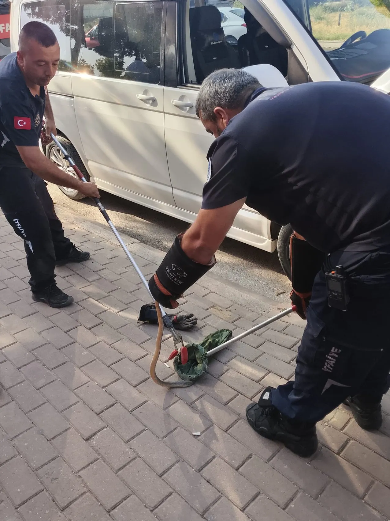 İnegöl'de minibüsün motoruna saklanan yılan paniğe yol açtı