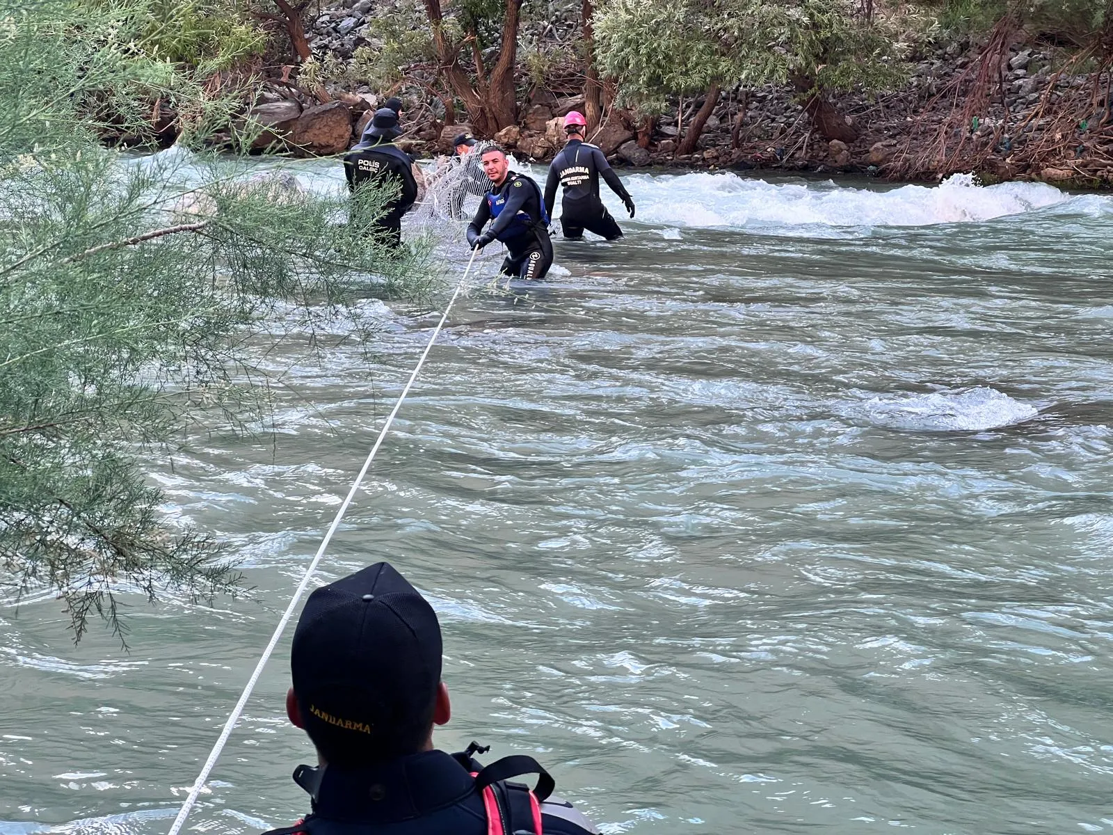 Şırnakta kayıp Erkan Sakı bulmak için su altı ve sınır ötesi tarama sürüyor
