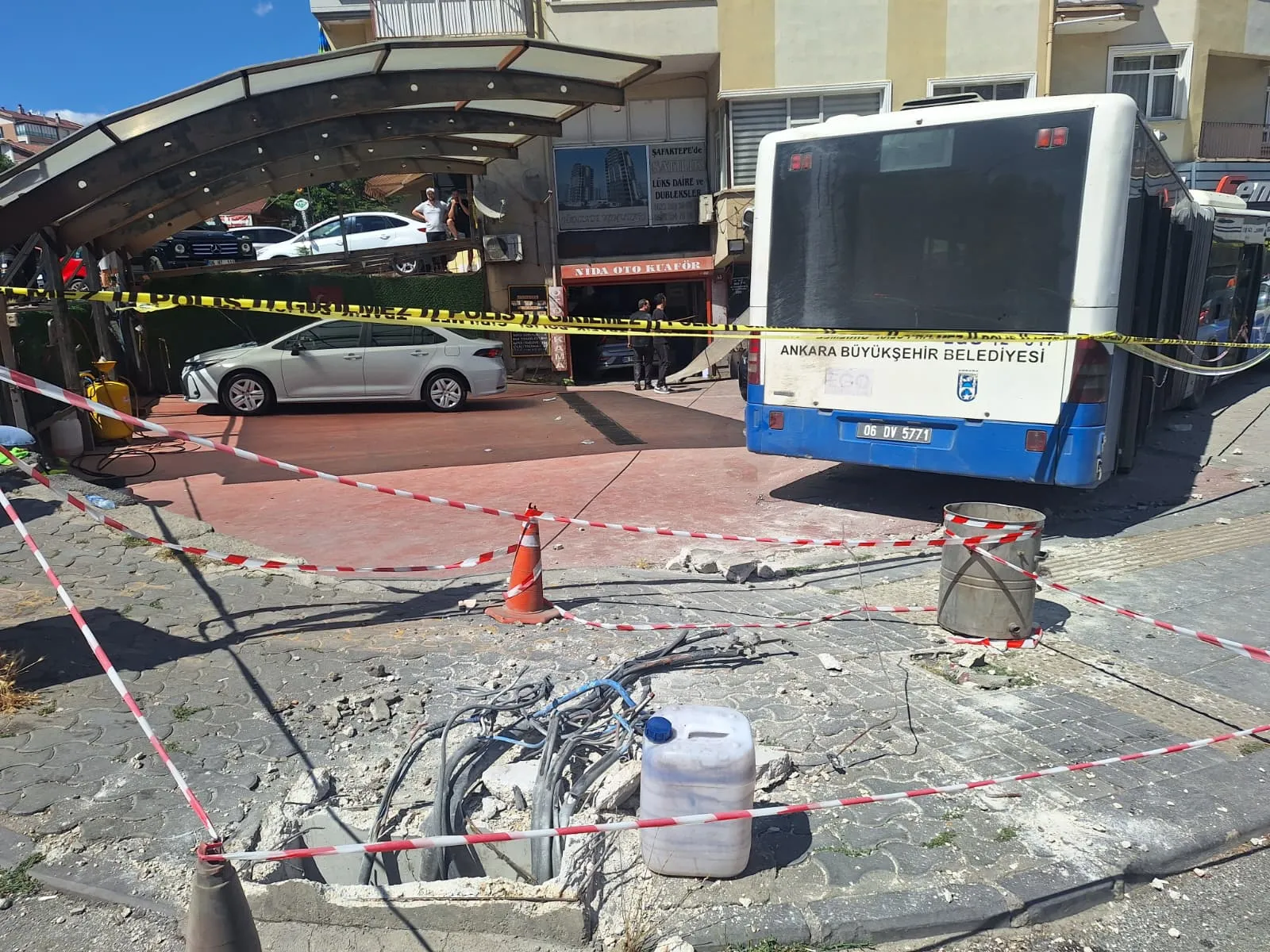 Ankara Mamak'ta belediye otobüsü dükkana daldı 7 yaralı