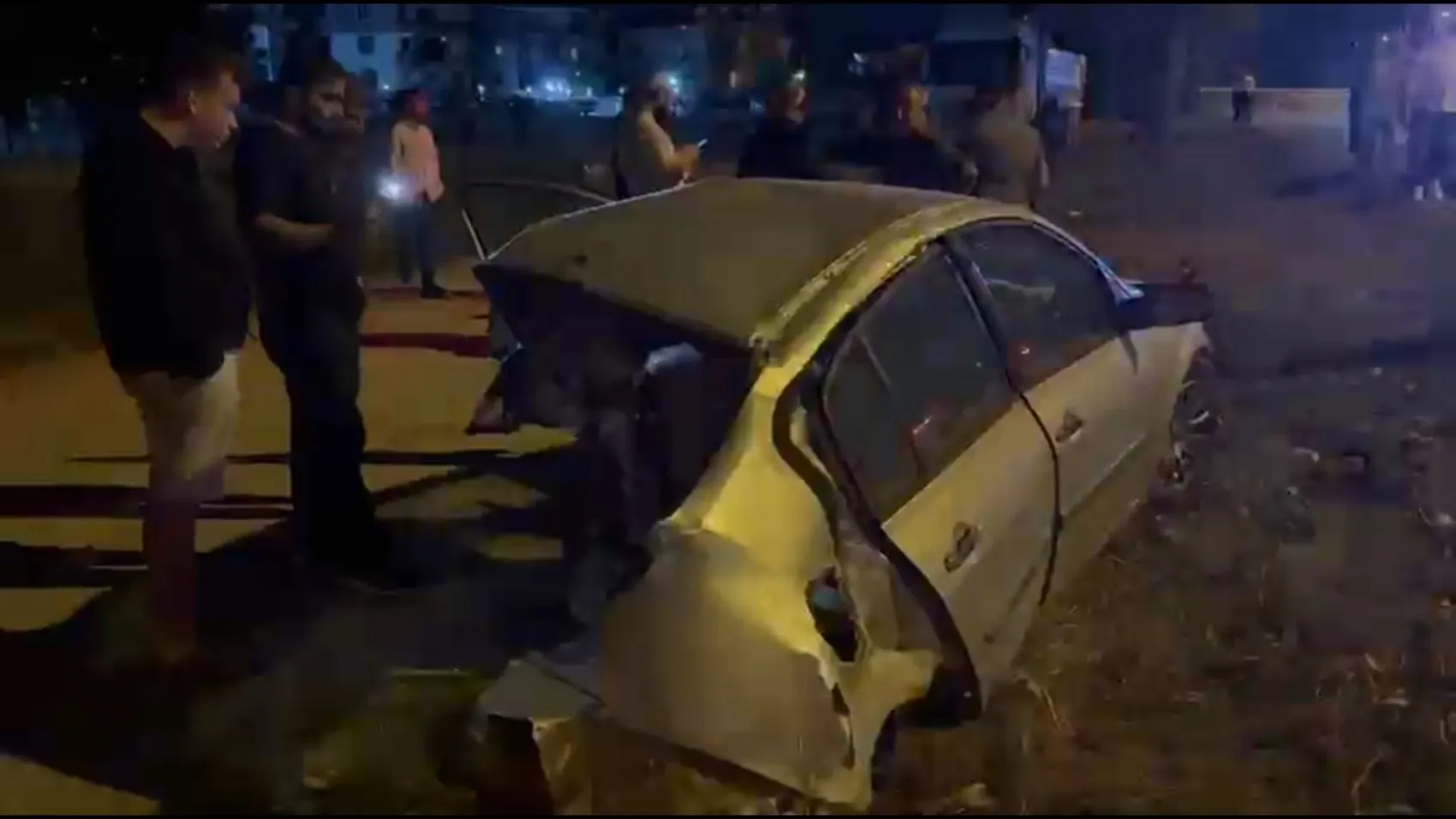 Sakarya’da kontrolden çıkan otomobil ağaca çarpıp ikiye bölündü