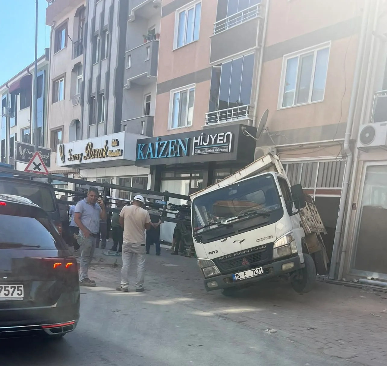 İnegöl'de nakliye asansörü park halindeki minibüsün üzerine çöktü
