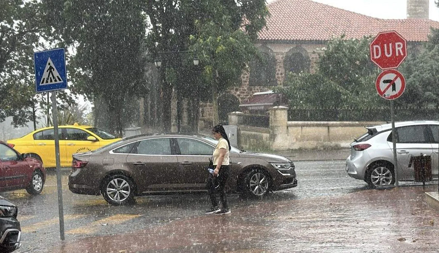 Tekirdağ'da aniden bastıran sağanak hayatı durma noktasına getirdi