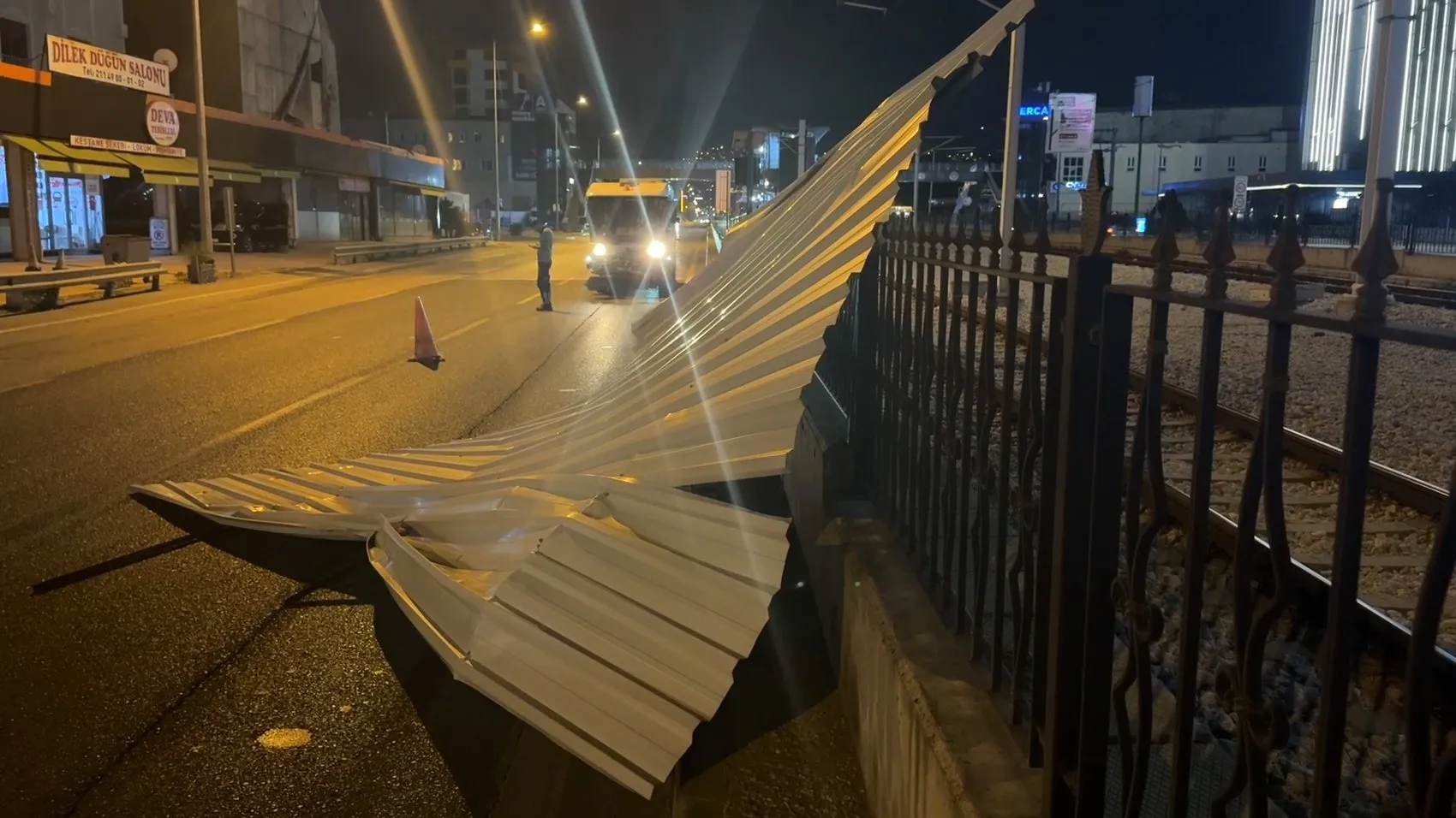 Bursa'da şiddetli fırtına iş yeri çatısını yola savurdu