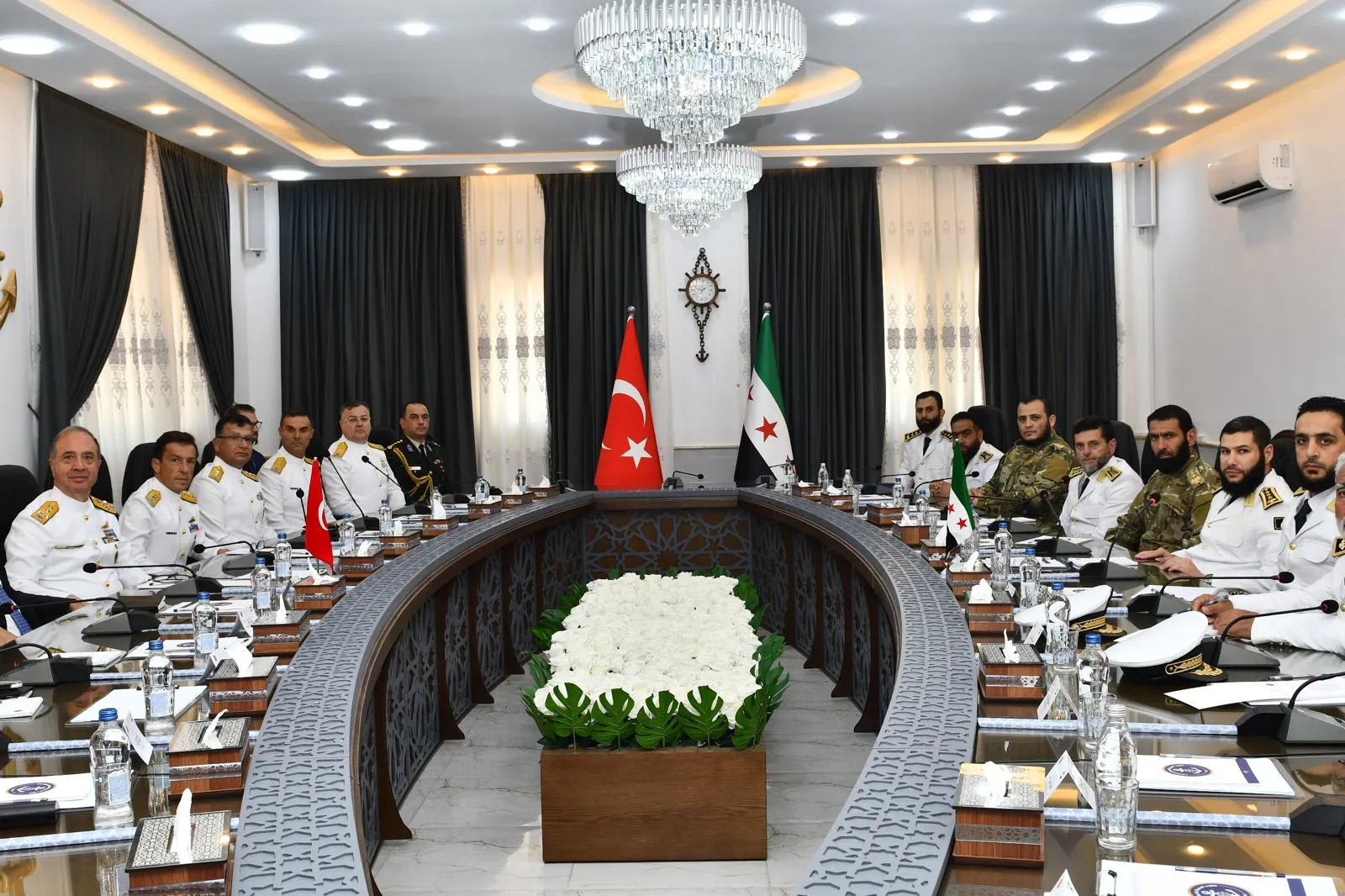 Türk donanması Lazkiye limanına demir attı