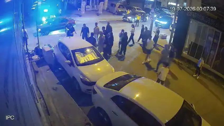 Gebze’de polis aracının burnunun dibinde kaza kamerada