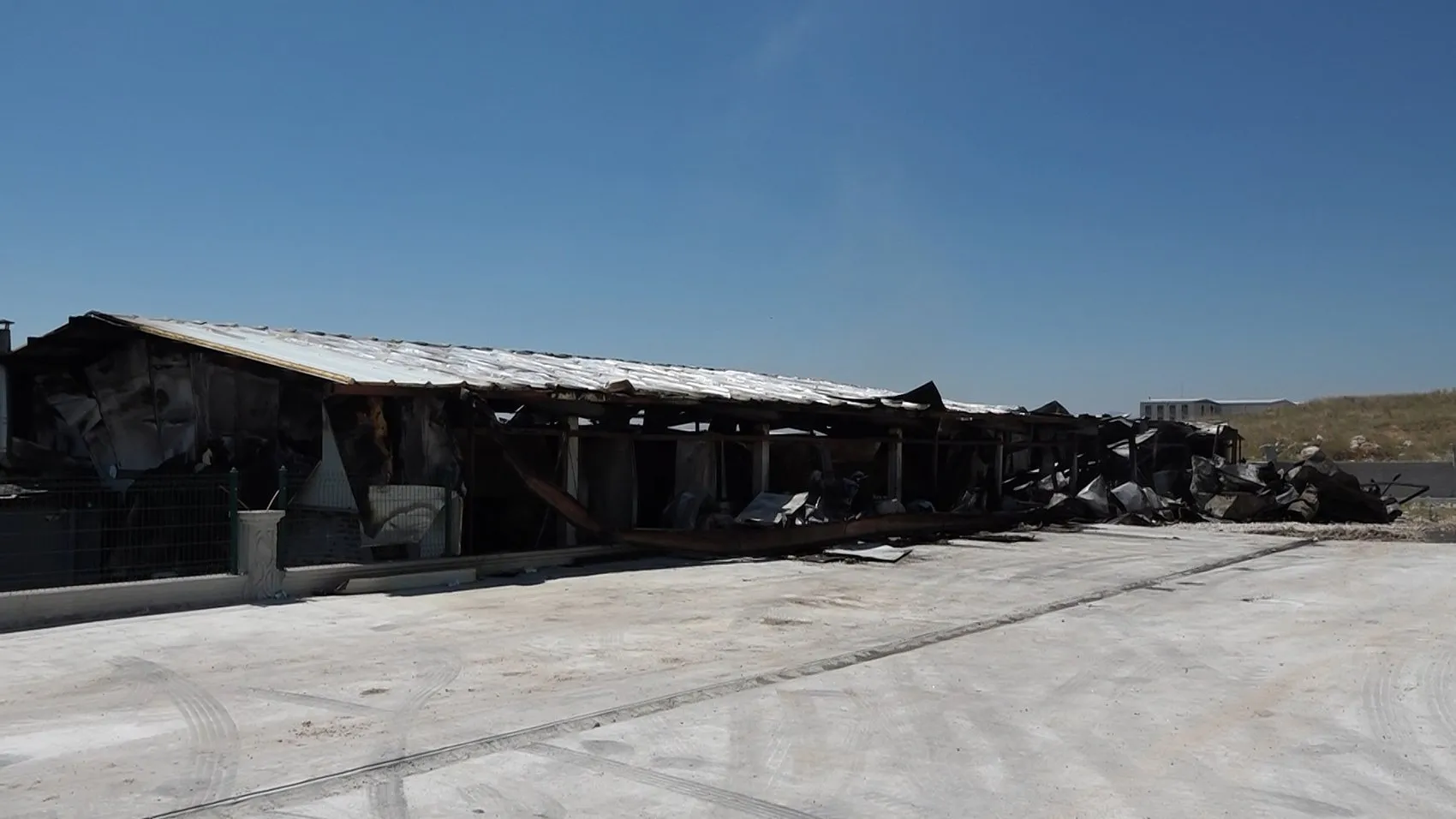 Afyonkarahisar'da sucuk fabrikası küle döndü