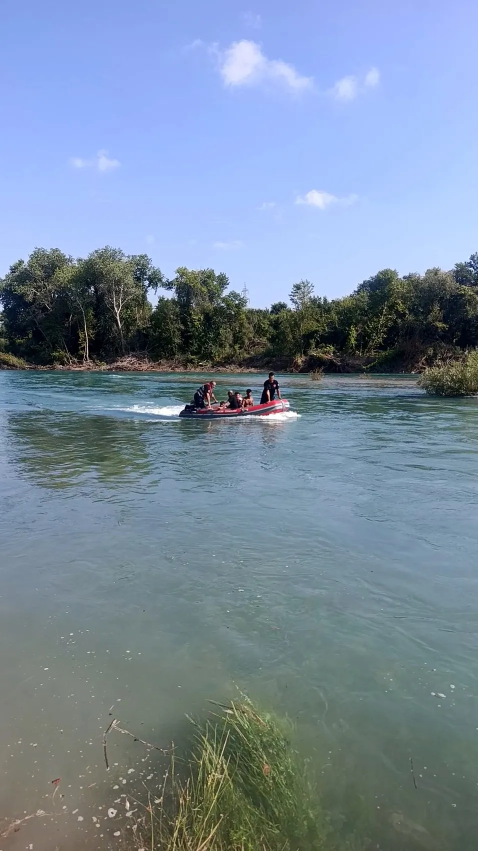 Manavgat Irmağı'nda baraj suyu dört kişiyi adacıkta sıkıştırdı