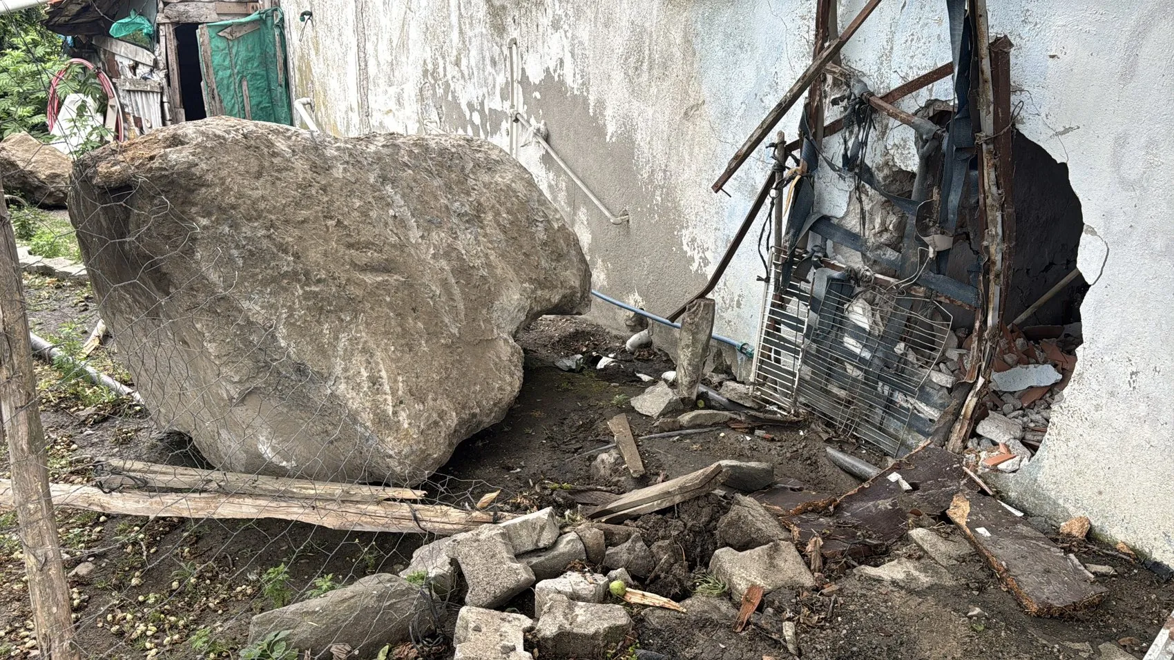 Samsun'da hafriyat kamyonu yokuş aşağı devrildi 1 ölü