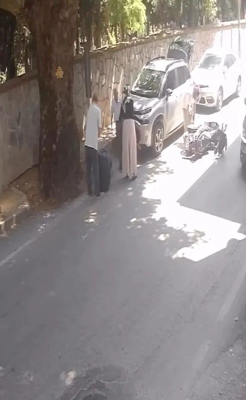 Bursa'da motosiklet sürücüsü yayaya çarpmamak için fren yapınca kaza yaşandı