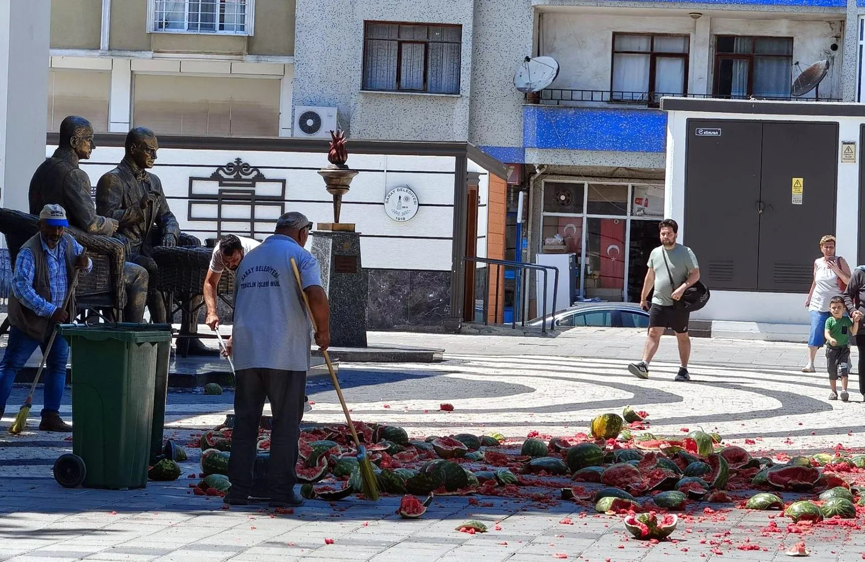 Tekirdağ'da seyyar satıcı belediye önünde karpuzları parçaladı