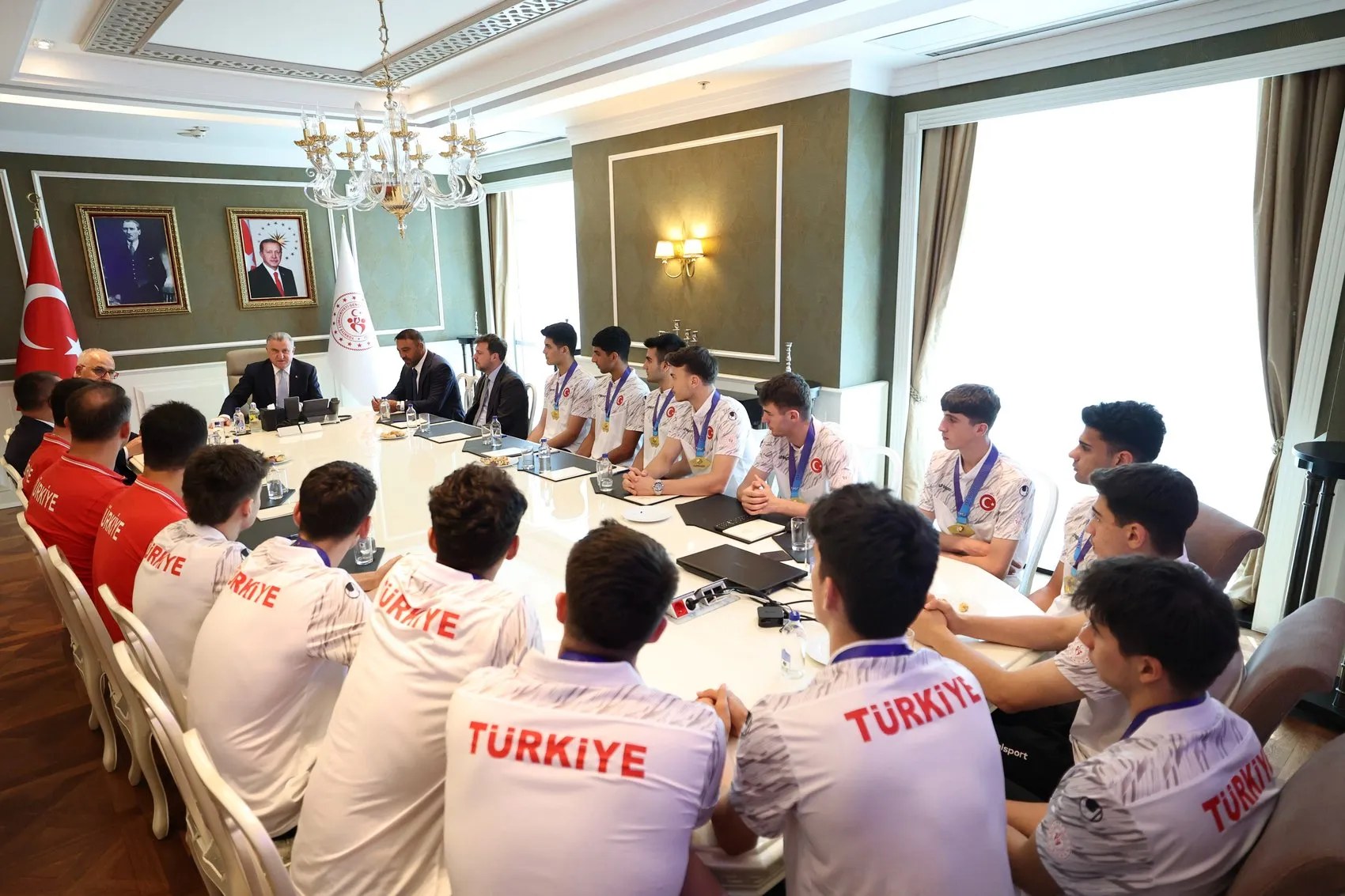 Genç voleybolcular dünya şampiyonu unvanıyla Ankara’ya döndü