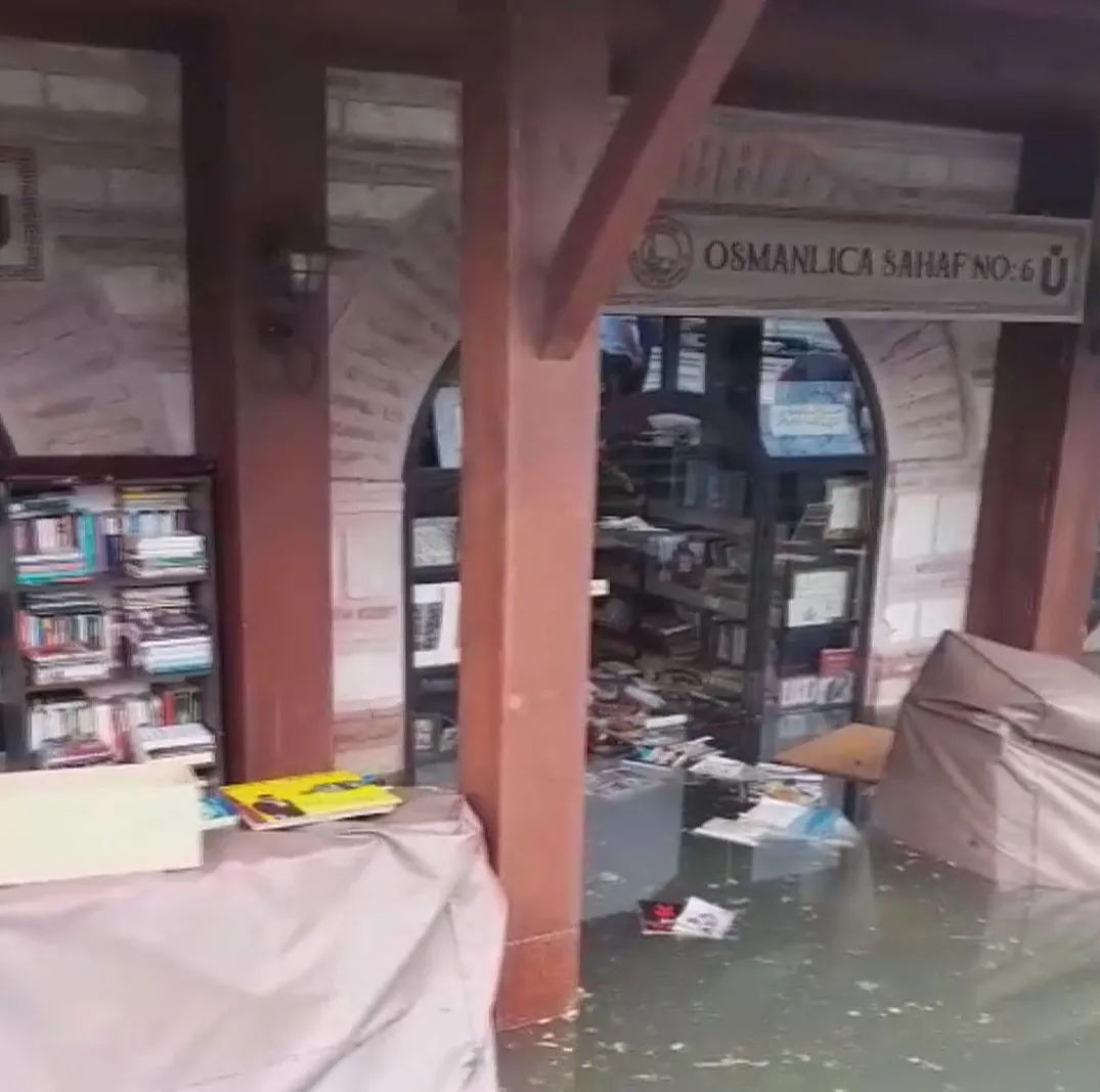 Üsküdar'da sağanak yağış tarihi çarşıyı vurdu
