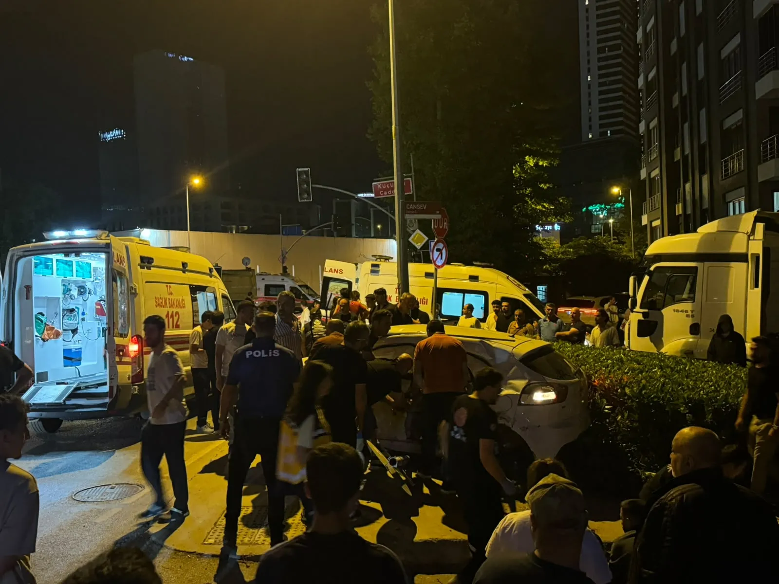 Ümraniye’de gece vakti kamyon ve otomobil çarpıştı