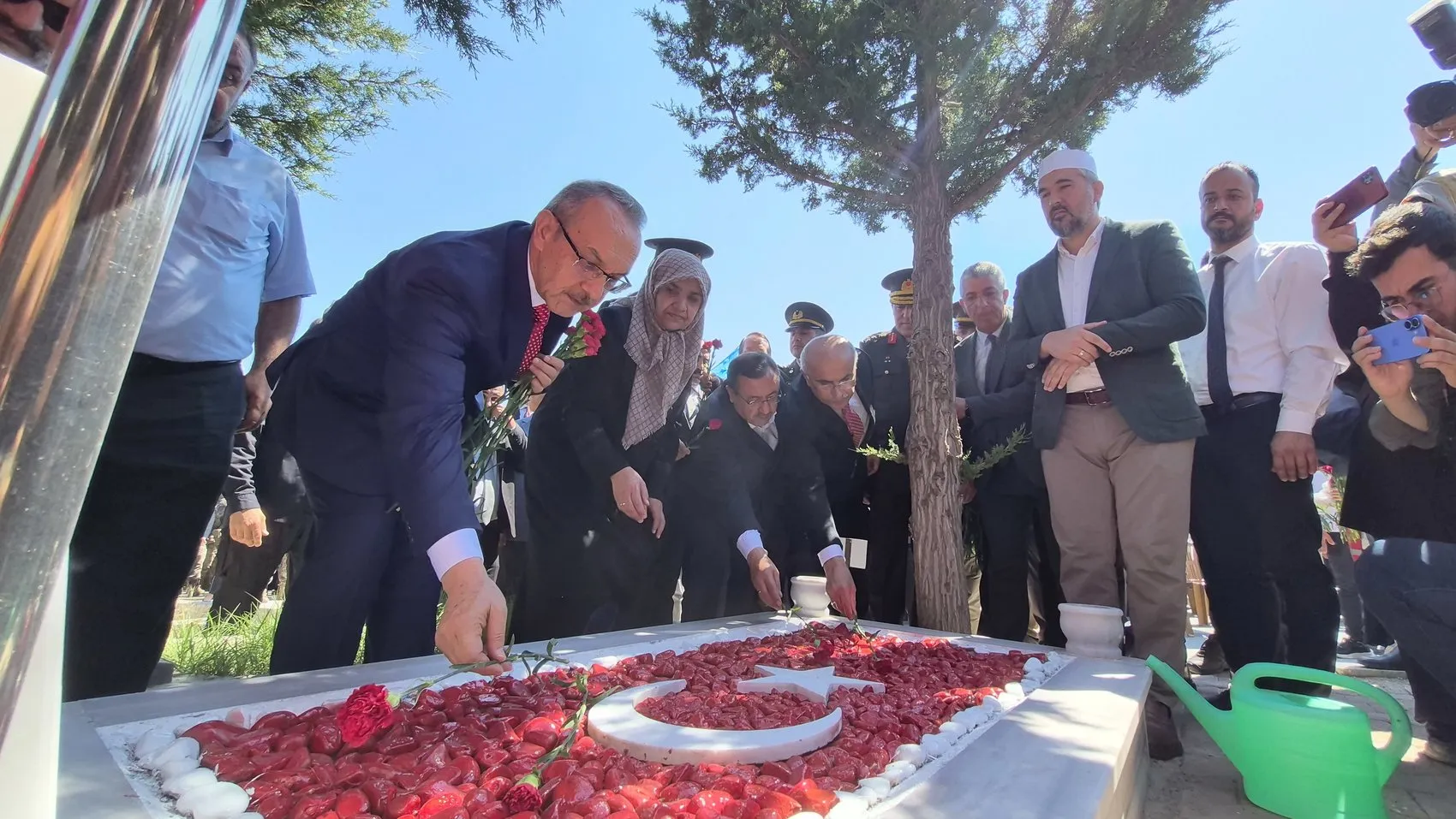 Malatyalı hafızlar 15 Temmuz şehidini kabri başında dualarla andı