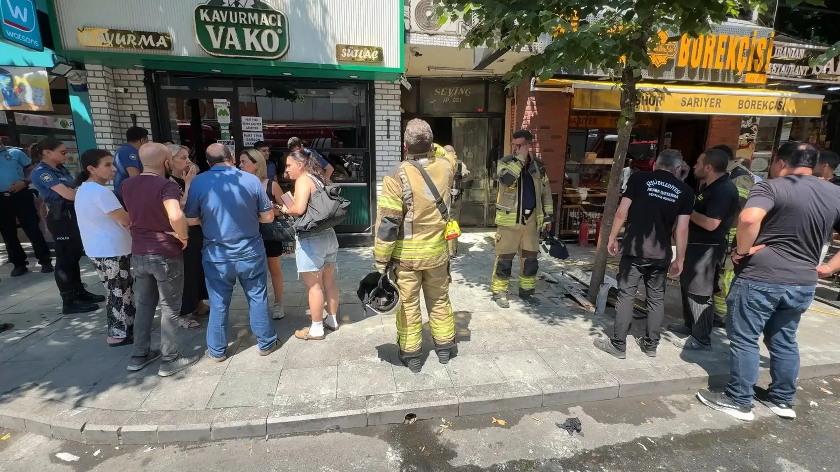 Şişli'de apartman girişindeki elektrik panosu alev aldı
