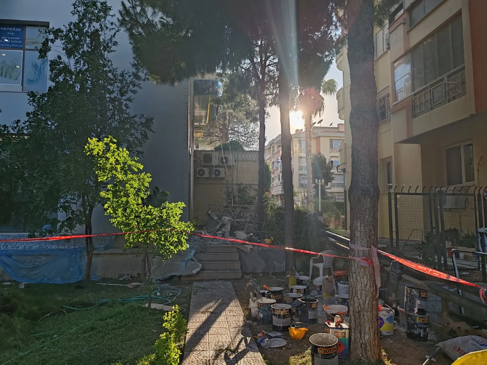 Balçova'da tadilat faciası İskele çöktü üç kardeş yaralandı