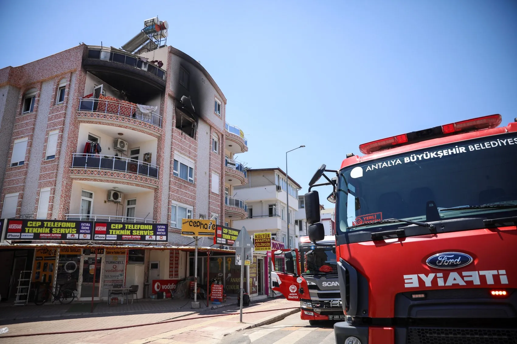 Antalya Kepez'de ev yangını 5 kişi hastaneye kaldırıldı