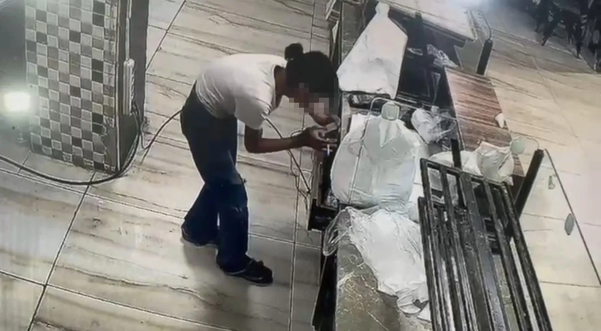 Diyarbakır'da fırın soygunu güvenlik kamerasında