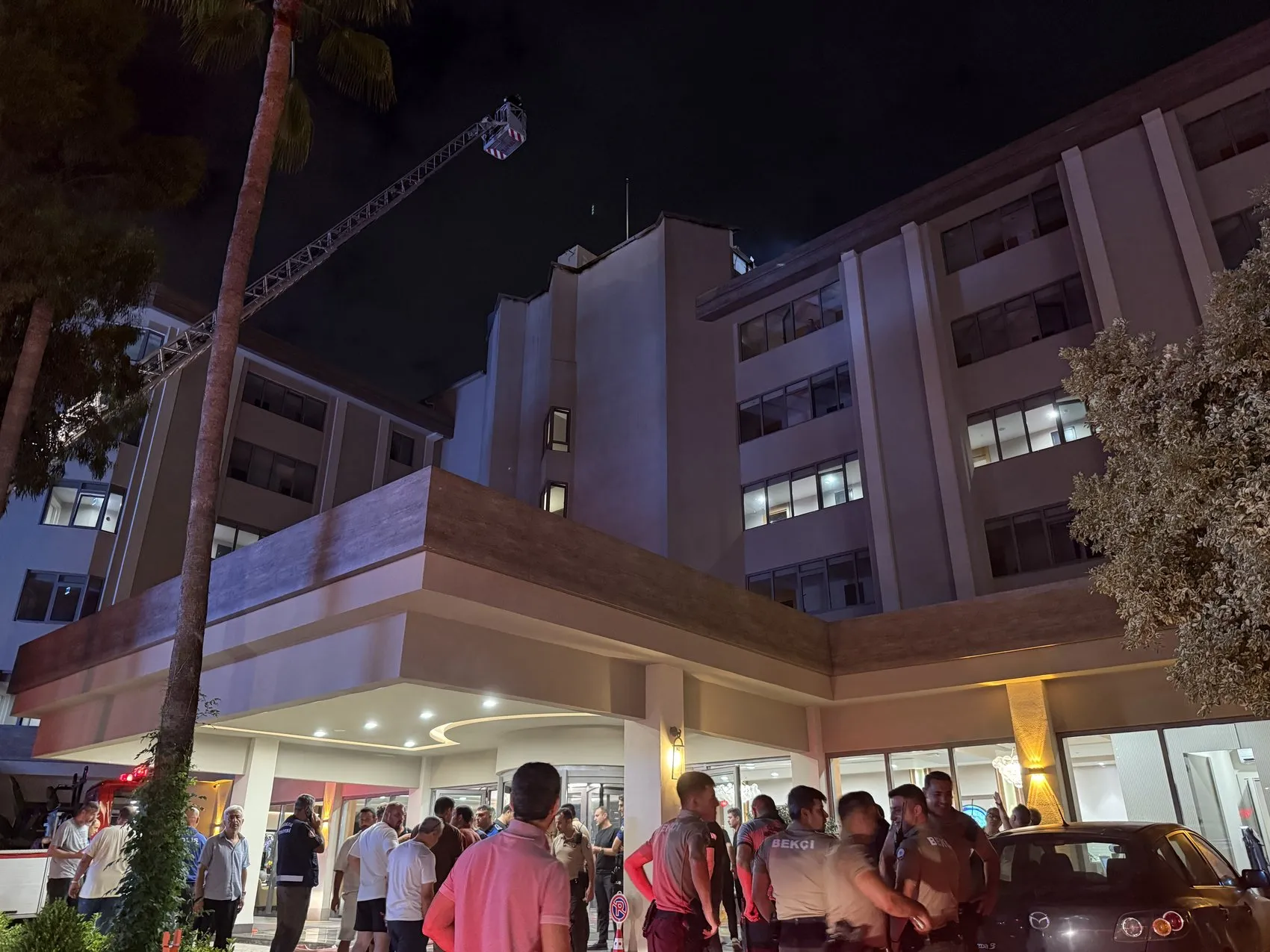 Alanya'da gece vakti otel çatısı alevlere teslim oldu