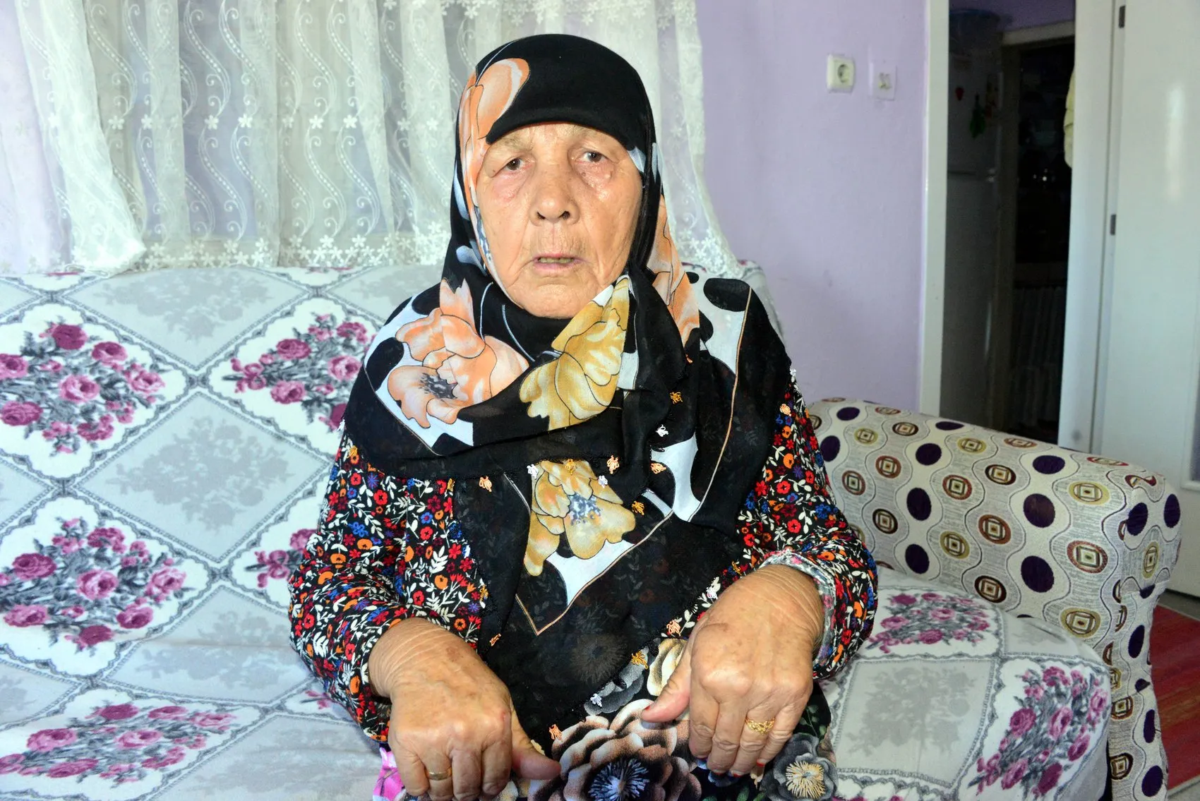 Komşusunu bıçakla yaralayıp altınını çaldı
