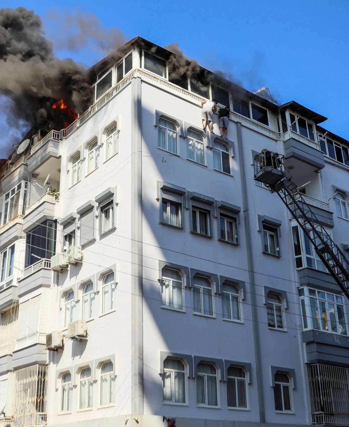 Antalya’da teras yangını İki kişi korkuluklarda kurtarılmayı bekledi