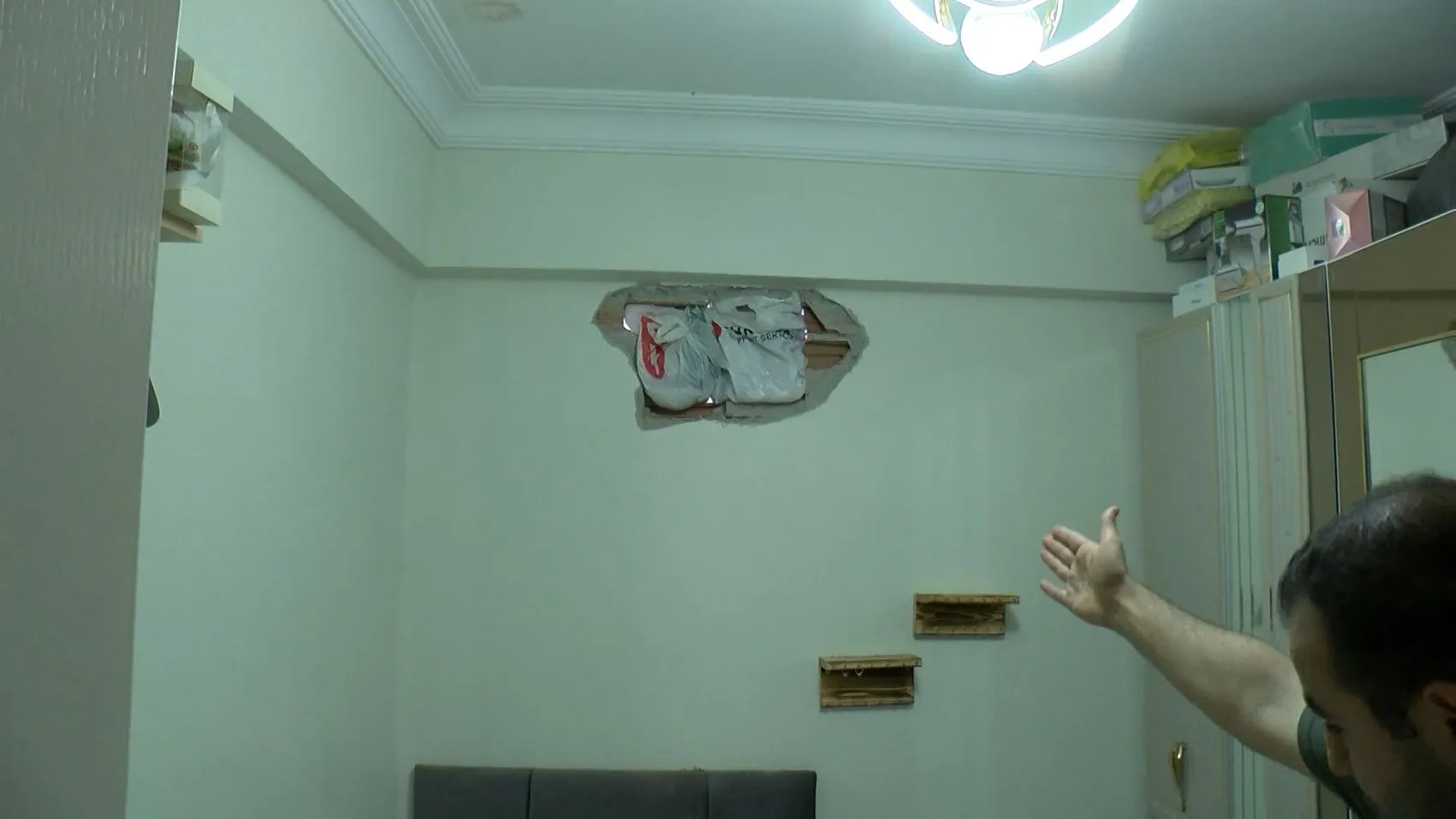 Gaziosmanpaşa'da yıkım faciası Molozlar uyuyan baba ve kızının üzerine düştü