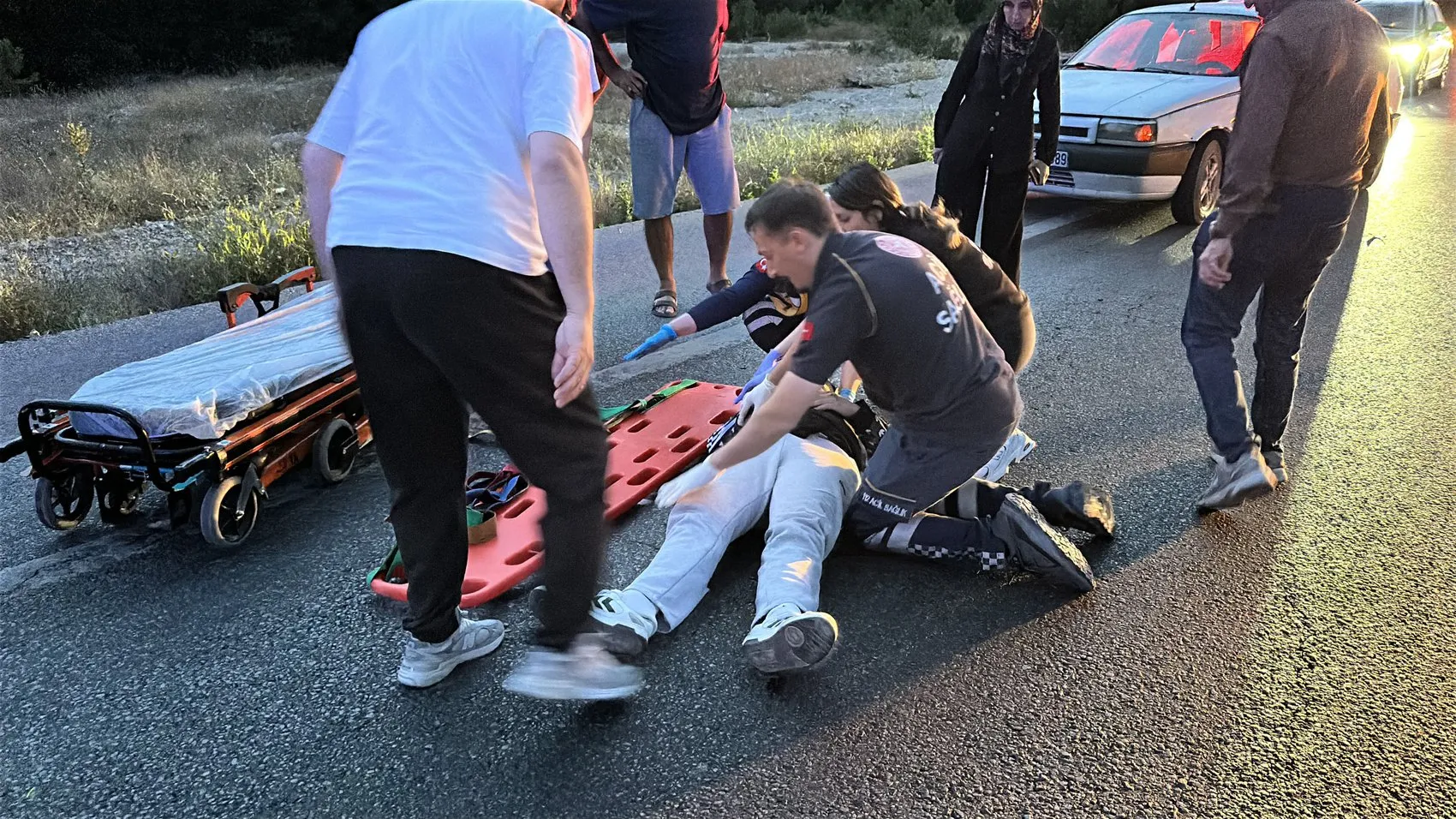 Kütahya yolunda motosiklet ve otomobil şarampole uçtu