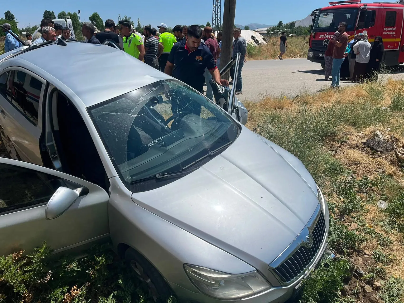 Muş'ta hemzemin geçit faciası Tren otomobile çarptı