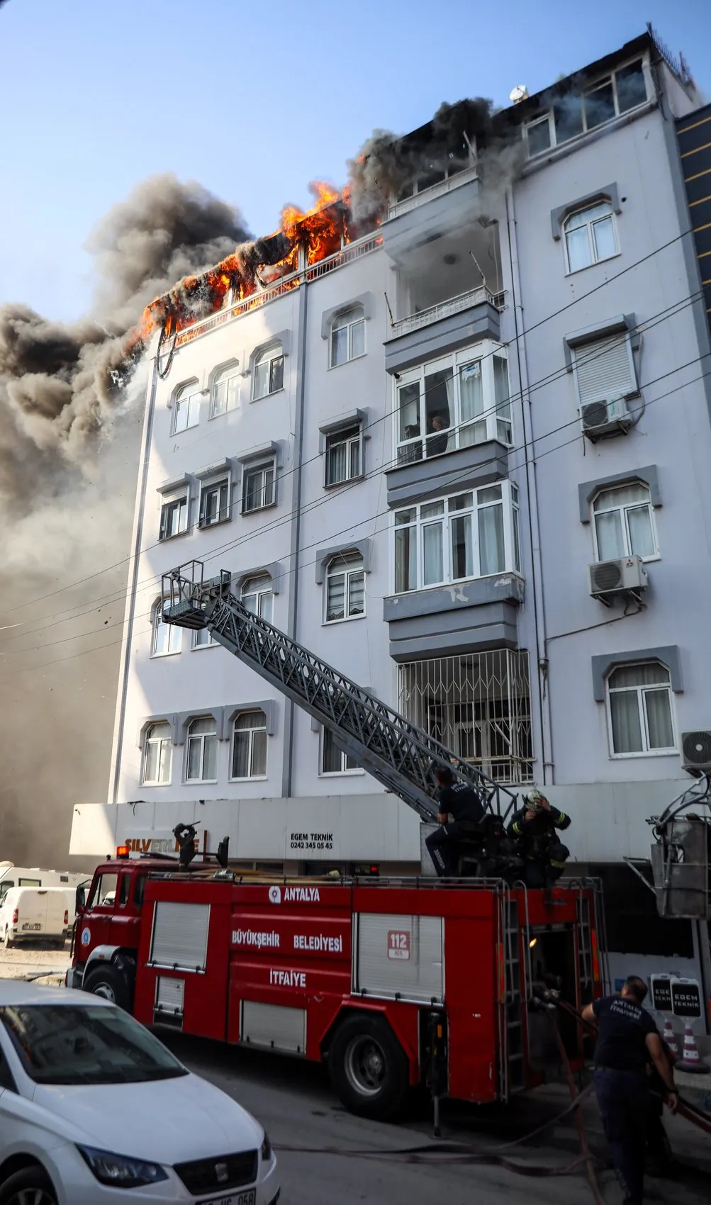 Antalya’da teras yangını İki kişi korkuluklarda kurtarılmayı bekledi