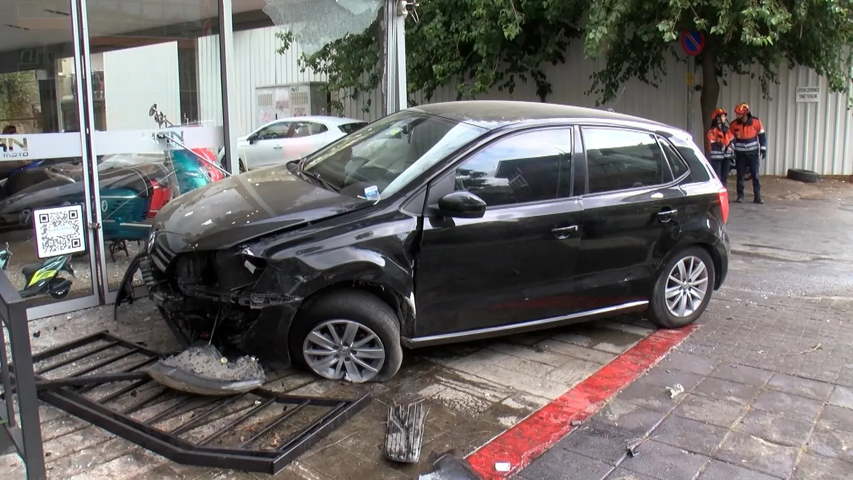 Kadıköy'de sabah trafiğinde dükkana dalan otomobil ortalığı birbirine kattı