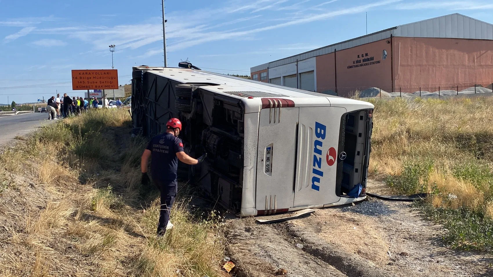 Eskişehir yolunda otobüs faciası 24 kişi hastaneye kaldırıldı
