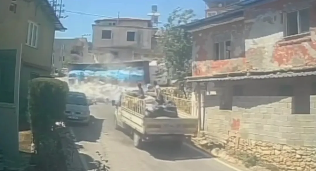 Hatay'da kontrolden çıkan kamyon devrildi