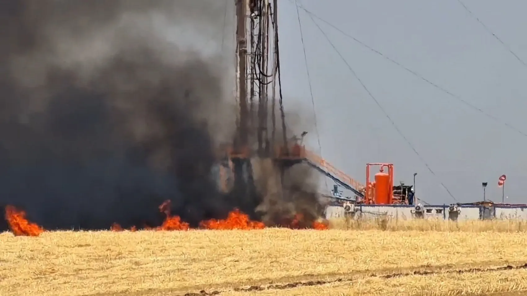Diyarbakır'da petrol sahasına ramak kala söndürülen yangın