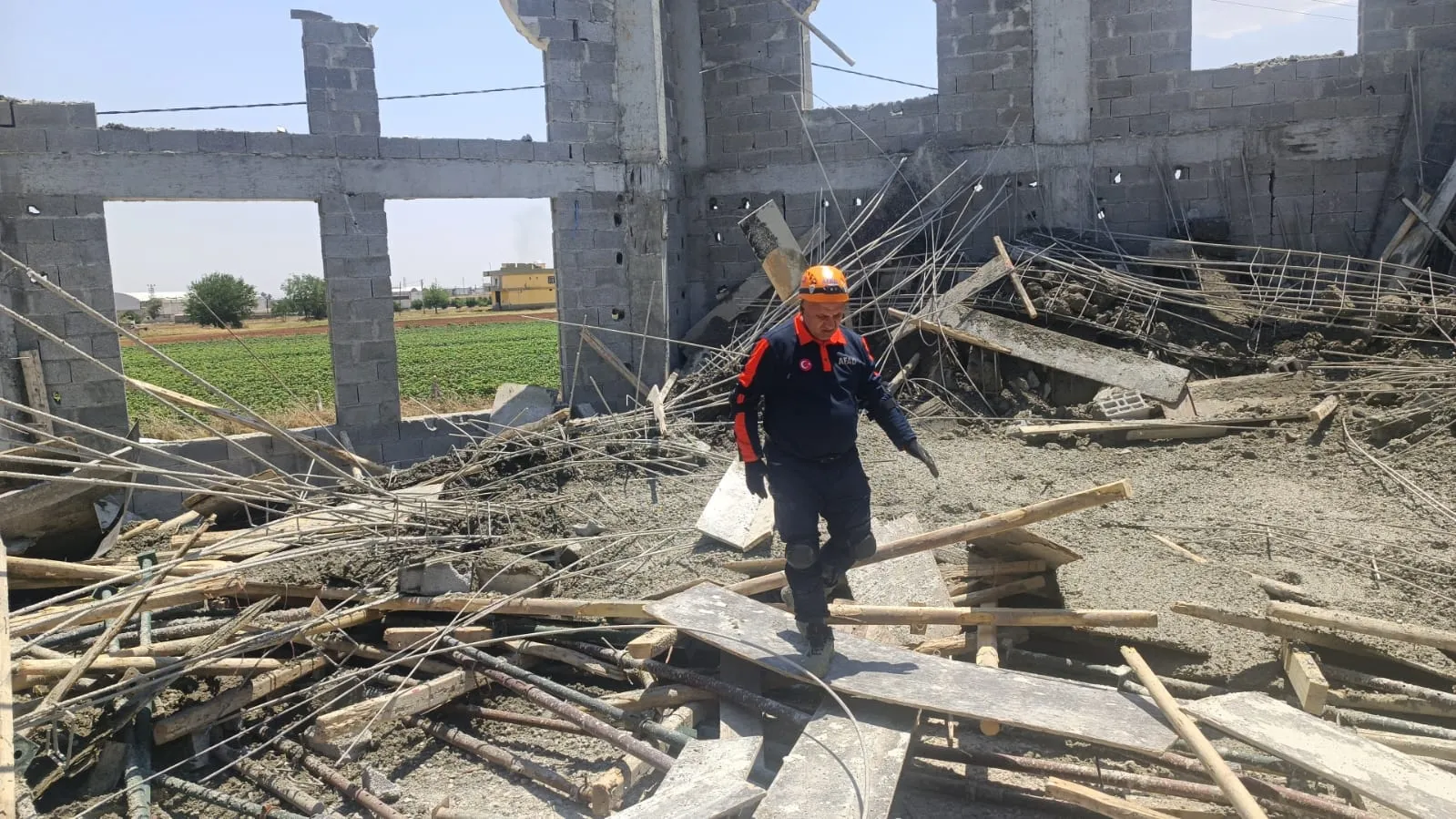 Şanlıurfa'da cami inşaatında beton dökümü sırasında göçük yaşandı