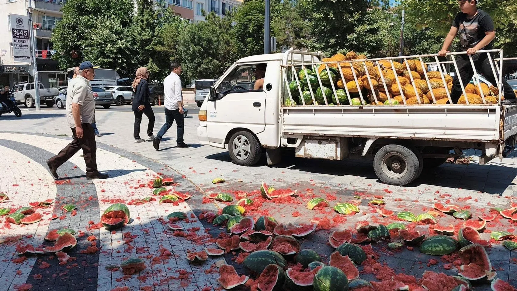 Tekirdağ'da seyyar satıcı belediye önünde karpuzları parçaladı