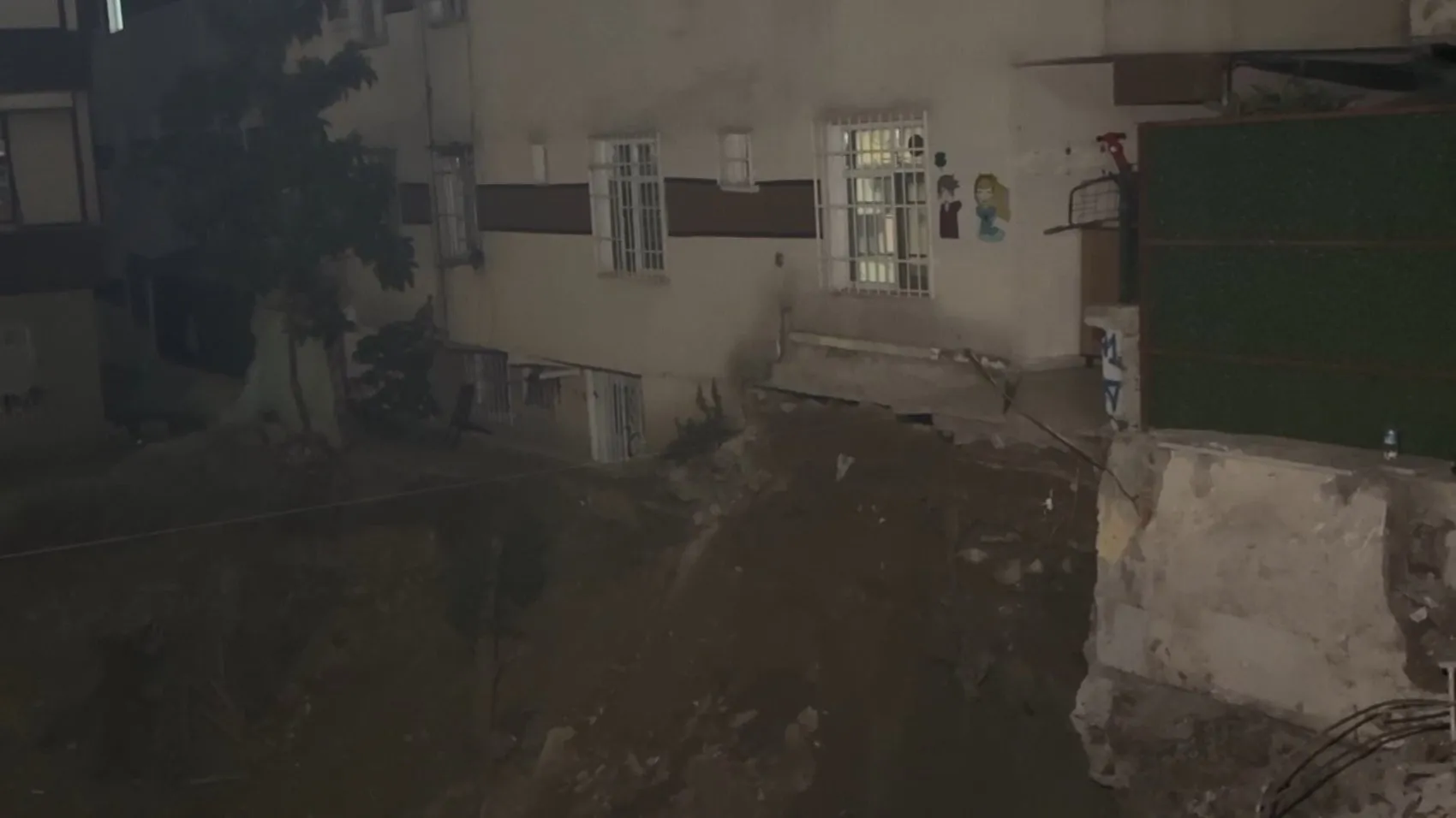 Bahçelievler'de inşaat paniği Apartman tahliye edildi