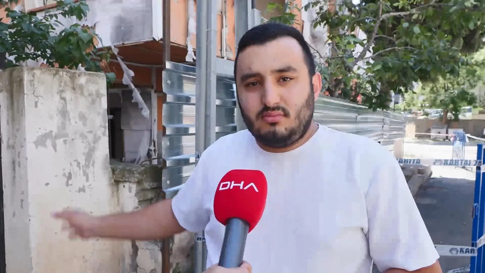 Kartal’da boşaltılan binanın balkonları gece yarısı büyük gürültüyle çöktü