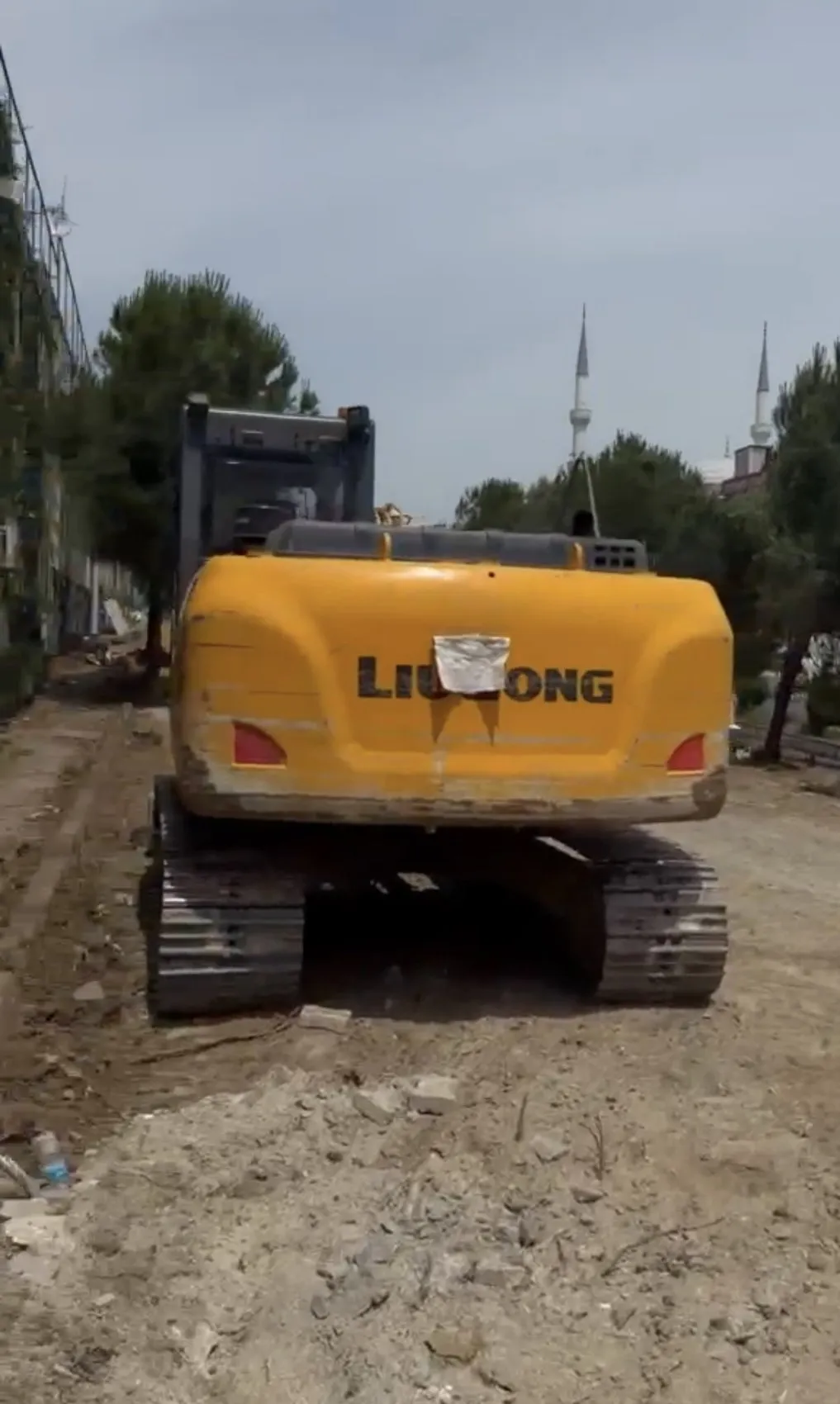 Başakşehir'de otopark uğruna yeşil alan katledildi