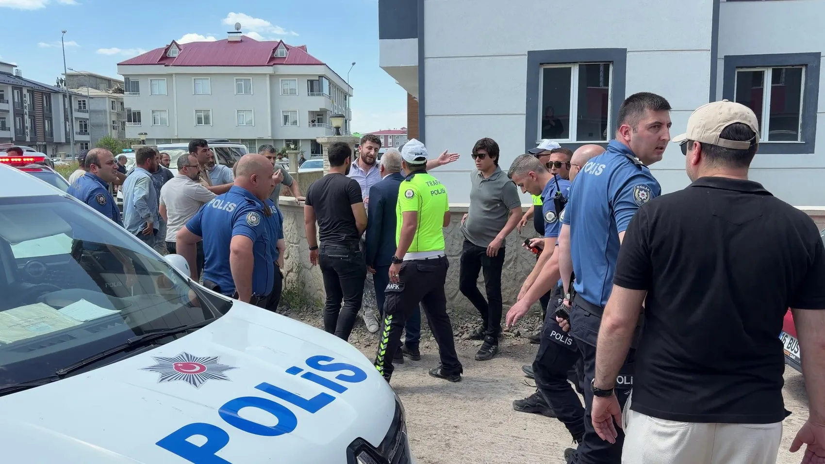 Erzurum'da inşaat haczi gerginliği İşçiler direndi, polis müdahale etti