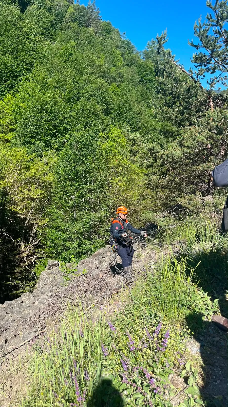 Düğün dönüşü acı son Otomobil uçuruma yuvarlandı
