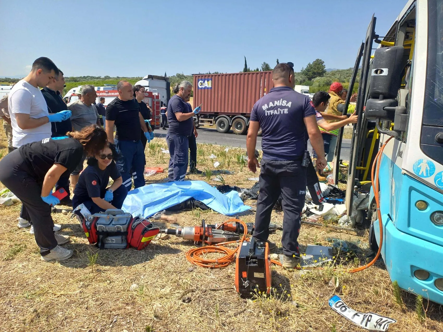 Manisa'da minibüslerin çarpıştığı kazada bir kişi hayatını kaybetti