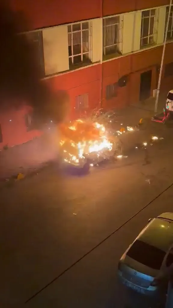 Fatih’te park halindeki otomobili ateşe verdi