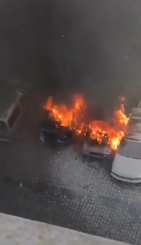 Gemlik'te park halindeki araçlar bir anda küle döndü