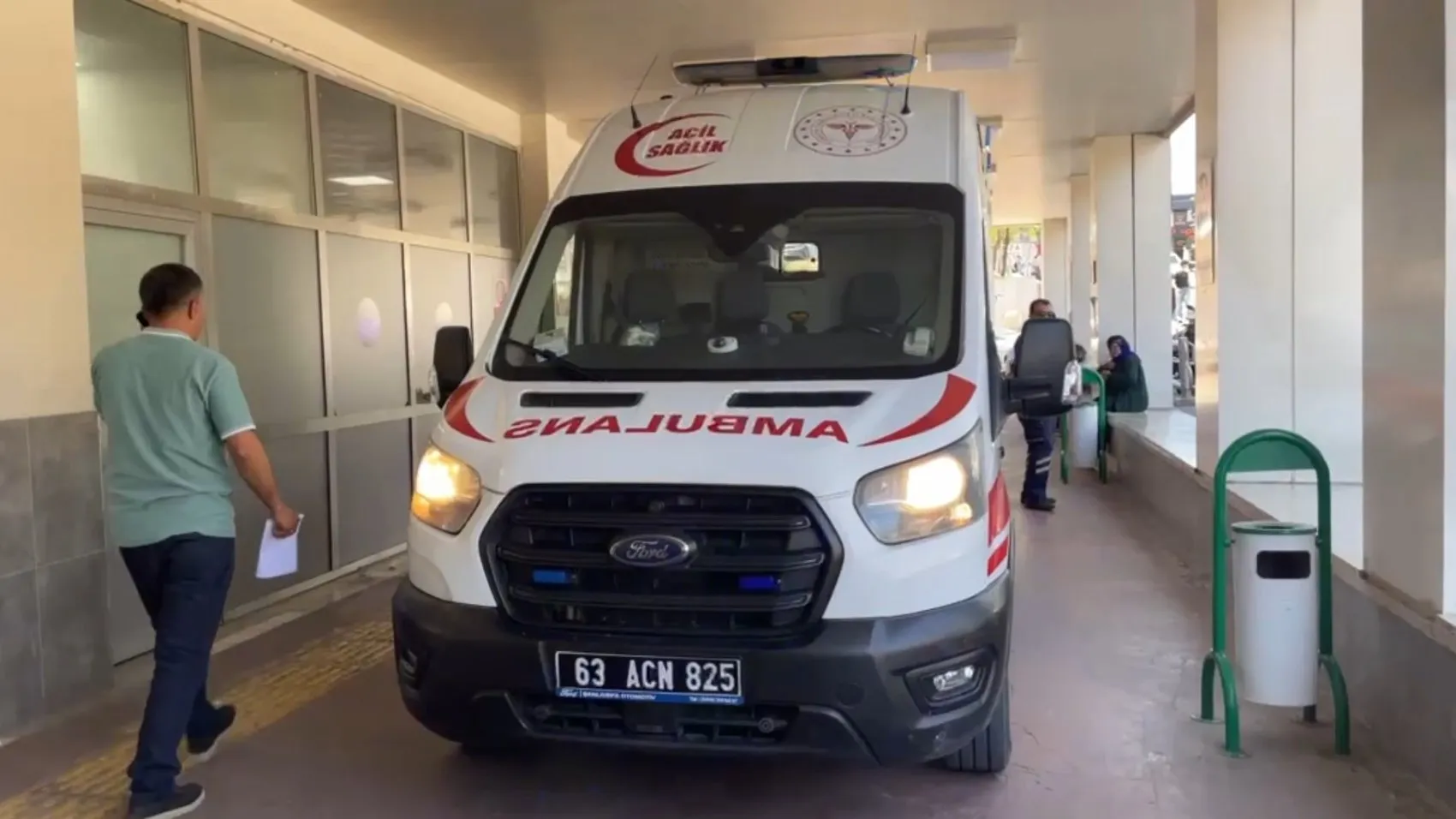 Şanlıurfa'da apartman girişinde kurşunların hedefi oldu